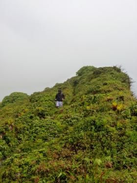 Sentier sur le bord du cratère